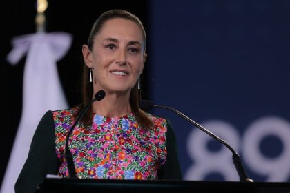 La presidenta Claudia Sheinbaum presume 4 mil canchas de futbol