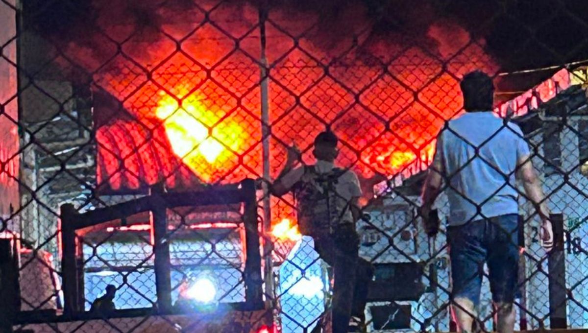 Incendio afecta a bodega de muebles cerca del Mercado de Jamaica en CDMX