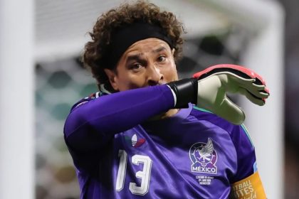 Javier Aguirre se mostró emocionado por el homenaje a Memo Ochoa