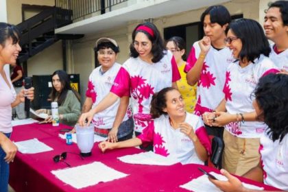 Ganadora del Premio Estatal de las Juventudes comparte su conocimiento con nuevas generaciones