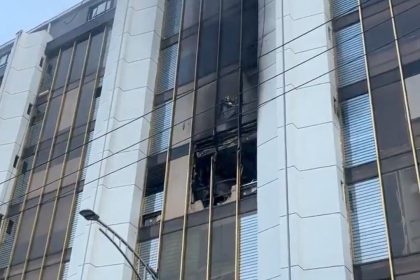 Incendio en edificio de consultorios médicos moviliza a cuerpos de emergencia en CDMX