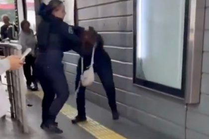 Mujeres policías protagonizan pelea en una estación del Metrobús