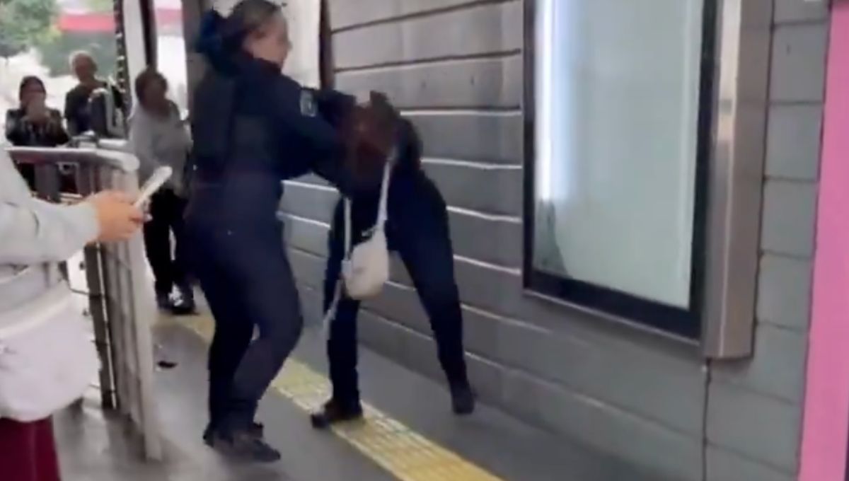 Mujeres policías protagonizan pelea en una estación del Metrobús