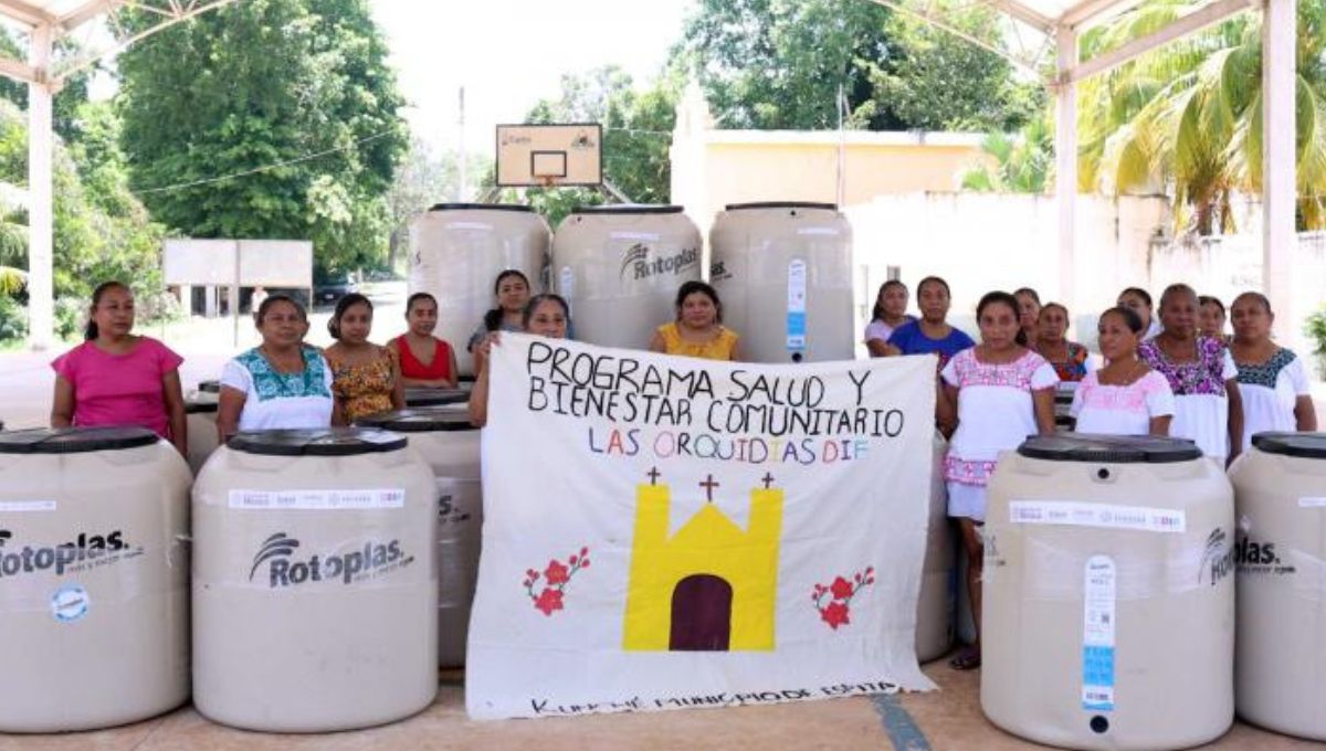 DIF apoyan a hogares de Kunché con tinacos para garantizar una mejor reserva de agua