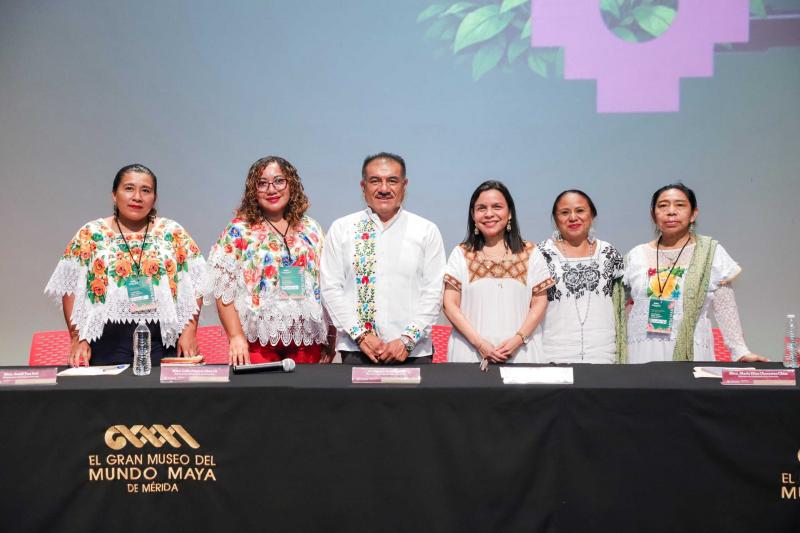 Escritoras y escritores celebran la palabra maya en encuentro peninsular