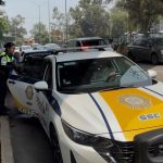 Policías ayudan a mujer embarazada que quedó varada entre el tráfico