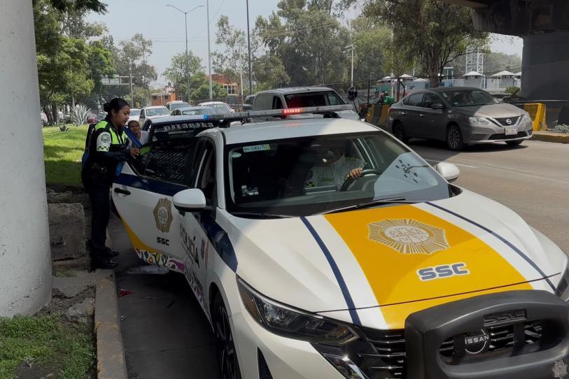 Policías ayudan a mujer embarazada que quedó varada entre el tráfico