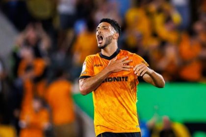 Raúl Jiménez anota de penal y Wolves golea al Stoke City en la Championship