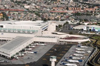 AICM advierte posibles retrasos por movilización de taxistas en Terminal 1
