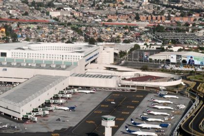 AICM advierte posibles retrasos por movilización de taxistas en Terminal 1